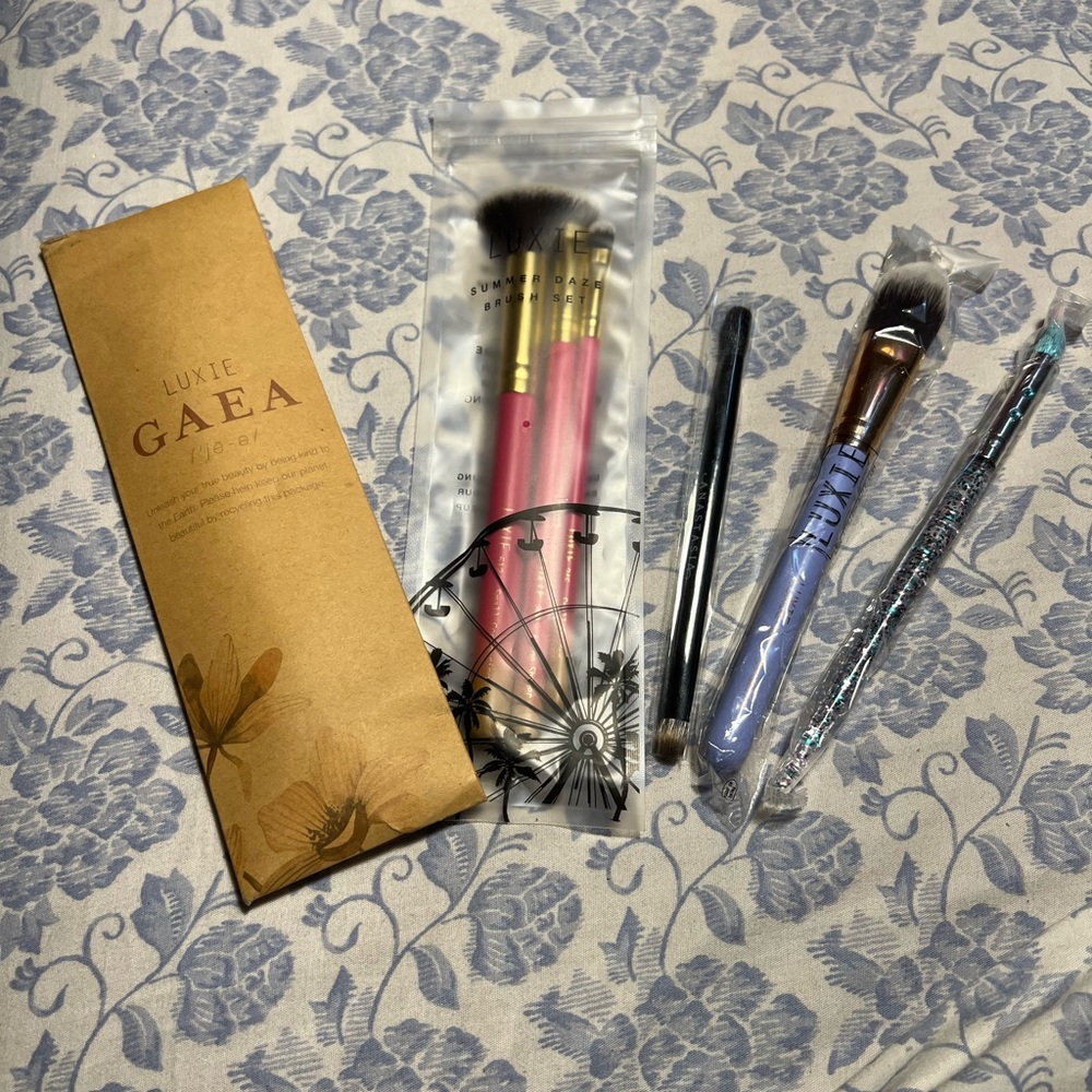 Luxie Makeup Brush Bundle (1 ABH + 1 Random)